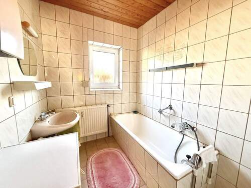 Badezimmer mit Wanne - Mehrfamilienhaus, Wohnhaus mit 160,00 m&sup2; in Pleystein zum Kaufen