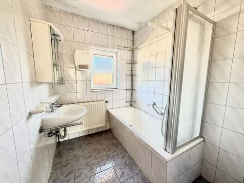 Badezimmer mit Wanne - 