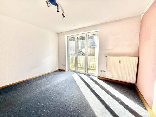 Wohnzimmer mit Balkonzugang - 