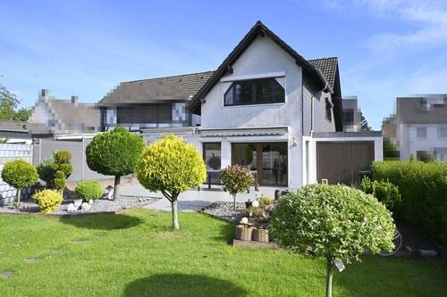Garten mit Hausansicht - 