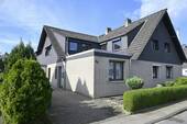 Hausansicht - Ein Ort zum Ankommen! Charmante Doppelhaushälfte mit schönem Sonnengarten