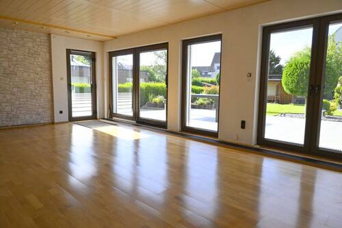 Wohnzimmer mit anschließender Terrasse - 5 Zimmer Doppelhaushälfte zum Kaufen in Essen / Karnap