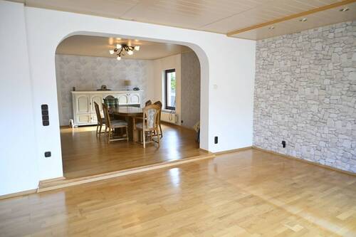 Blick vom Wohnzimmer ins Esszimmer - 5 Zimmer Doppelhaushälfte in Essen / Karnap