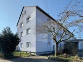 Hausansicht Straßenseite - Günstige 3-Zi-Wohnung mit Garage und Tageslichtbadezimmer