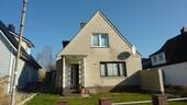 Vorderansicht - Haffkrug, EFH mit Nebengebäuden und Garage in Strandnähe