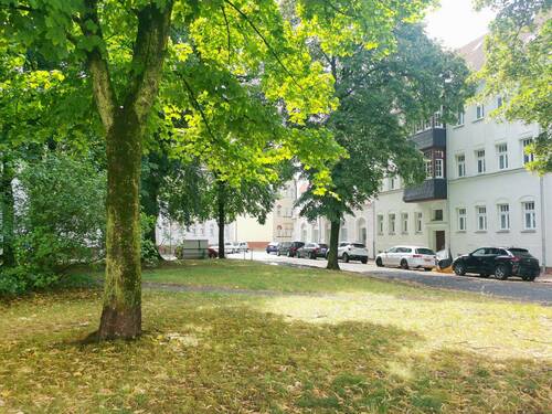 Kleiner Park vor dem Haus - 
