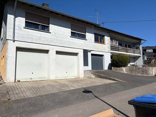 Ansicht mit Garagen - 6 Zimmer Einfamilienhaus in Schönberg