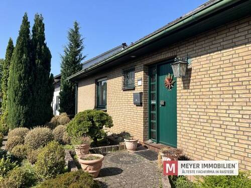Objektansicht - 8 Zimmer Mehrfamilienhaus, Wohnhaus zum Kaufen in Rastede