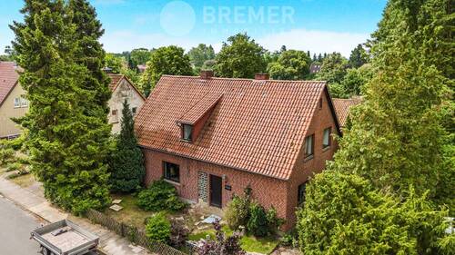 Außenansicht - Einfamilienhaus mit Sanierungsbedarf auf Erbbaurechtsgrundstück - viel Potenzial in sehr guter Lage
