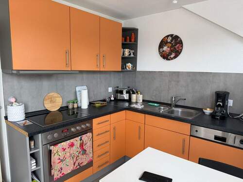 Küche inkl. - 2 ZKB Dachgeschosswohnung mit sonnigem Balkon in Schwemlingen zu vermieten.