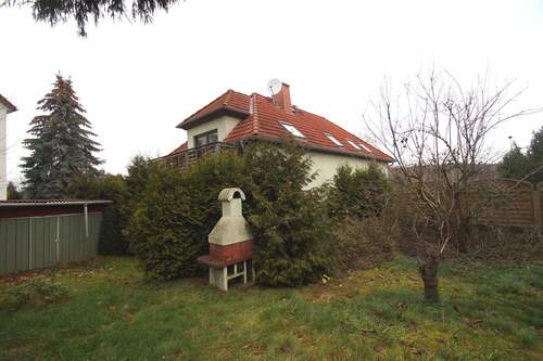Blick vom Garten zum Haus - 6 Zimmer Einfamilienhaus in Zwickau