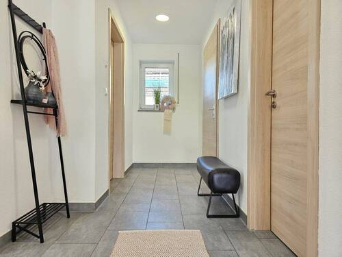 Einblick Diele EG.jpg - 4 Zimmer Terrassenwohnung in Aidenbach