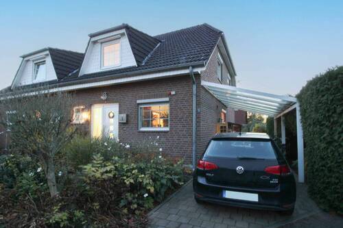 Vorderseite mit Carport - 
