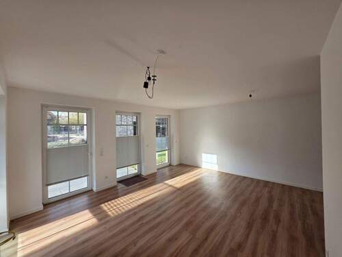 Wohnzimmer - [Reserviert] Charmante 3-Zimmer-Erdgeschosswohnung mit Terrasse und Tiefgaragenstellplatz