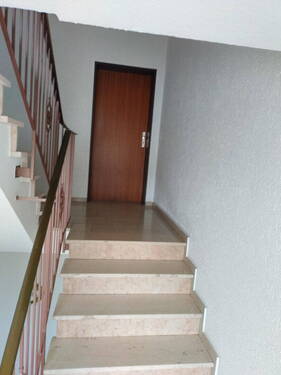 Treppenhaus mit Etagentür - 