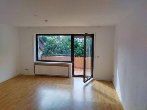 Wohnzimmer Blick Balkon - 3 Zimmer Etagenwohnung zum Kaufen in Niedersachsen - Bad Iburg