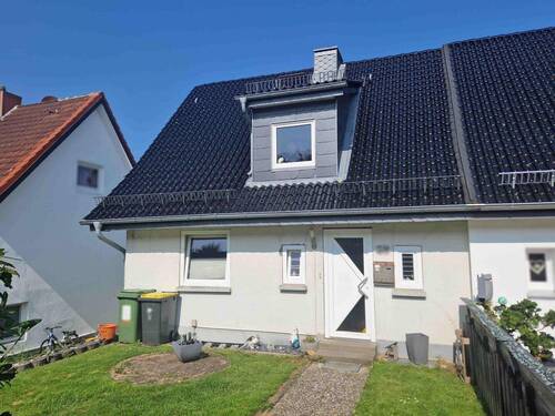 Die Vorderansicht der Immobilie - Vermietete Doppelhaushälfte mit Garten in Schleswig-Friedrichsberg