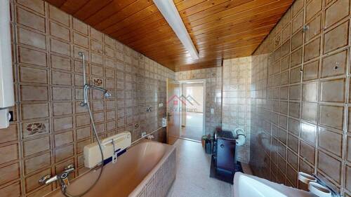 Tageslichtbad mit Wanne und WC - 