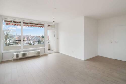 Wohnzimmer - Renovierte & barrierefreie 2,5-Zimmer-Wohnung mit Aufzug