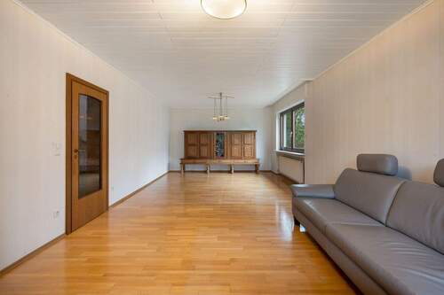 Großes Wohnzimmer - 4 Zimmer Reihenendhaus zum Kaufen in Schwalbach am Taunus