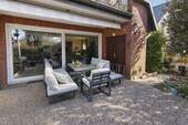 Terrasse - Großzügige Erdgeschosswohnung mit ca. 30 m² Süd-West-Terrasse, Garage und Haus-im-Haus-Charakter