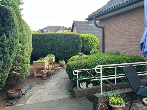 Seitenansicht mit Kellerabgang - 