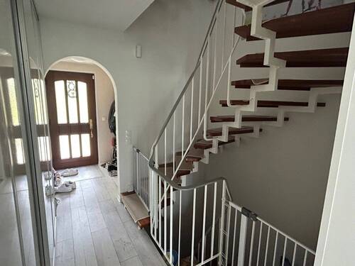 Eingang und Treppenhaus - 