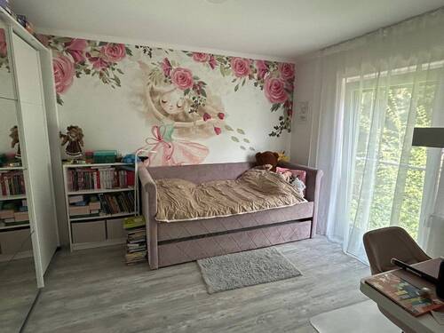 OG Zimmer mit bodentiefem Fenster - 