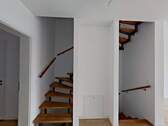 Kellerabgang und Treppenaufgang in die oberen Etagen - 