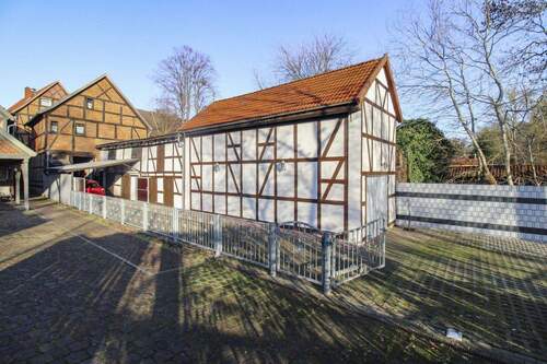 Hinterhof mit Garage und Carport - 