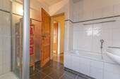Tageslichtbad mit Badewanne und Dusche - 