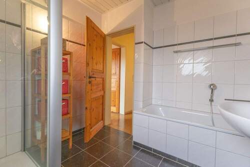 Tageslichtbad mit Badewanne und Dusche - 