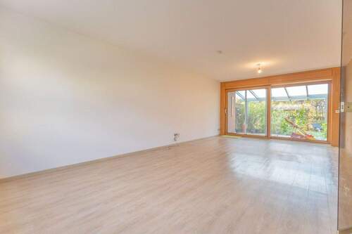 großes Wohn-Esszimmer mit Zugang zur Terrasse - 