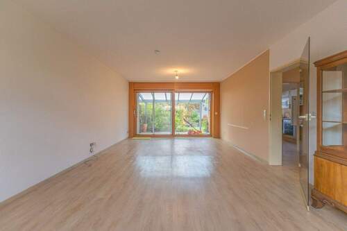 großes Wohn-Esszimmer mit Zugang zur Terrasse - 