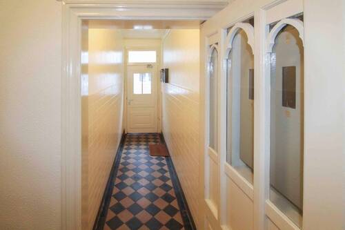 Eingangsbereich mit historischen Zementfliesen - 