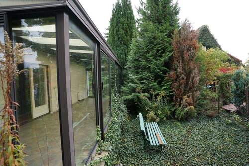 Grünfläche am Wintergarten - Hauptstadtmakler-Bezugsfreier Bungalow mit Wintergarten auf großem Grundstück