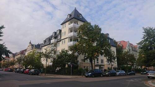 Hausansicht - Großzügige 2-Zimmer-Wohnung mit Terrasse und TG-Stellplatz in Dresden-Striesen!