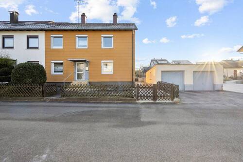 Hausansicht - Eingangsseite - Mehrfamilienhaus, Wohnhaus mit 112,00 m&sup2; in Großbottwar / Hof zum Kaufen