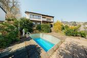 Rückansicht - Freistehendes Einfamilienhaus mit Pool und Weitblick ins Grüne