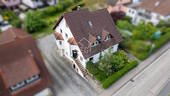 Aussenansicht Front - Großzügiges Haus mit Einliegerwohnung in naturnaher Umgebung
