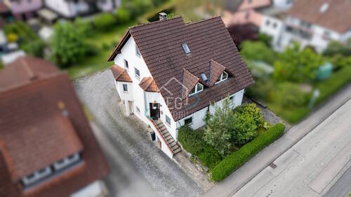 Aussenansicht Front - Großzügiges Haus mit Einliegerwohnung in naturnaher Umgebung