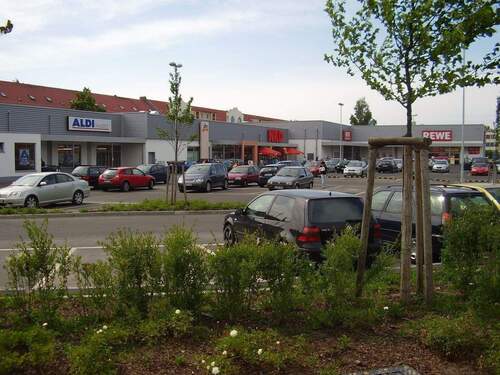 Einkaufszentrum zur Straßenseite - 