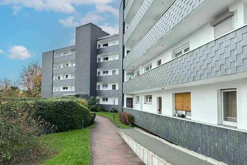 Außenansicht - Raum für Alltag & Ideen: 3-Zi.-Erdgeschosswohnung mit großem, überdachtem Balkon