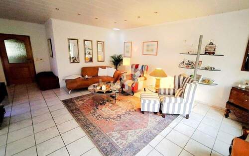 Wohnzimmer mit Zugang zur überdachten Eck-Terrasse - 