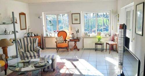 Wohnzimmer mit Zugang zur überdachten Eck-Terrasse - 