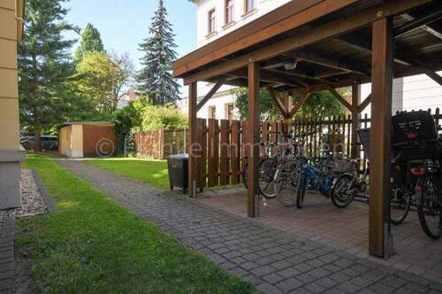 Fahrradschuppen und Fahrradabstellmöglichkeit - 