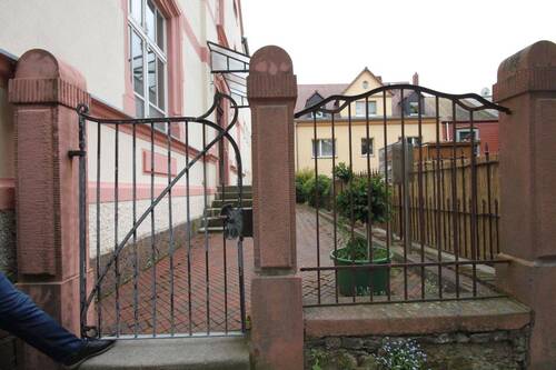 Eingang von der Straße - Denkmalgerecht modernisiertes Wohn-Geschäftshaus im Stadtzentrum und mit Blick über Leisnig