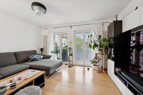 Wohnbereich mit überdachtem Balkon - Sicher & Attraktiv: Gepflegte 2,5-Zimmer-Wohnung mit Mieteinnahmen und Eigenbedarfsoption