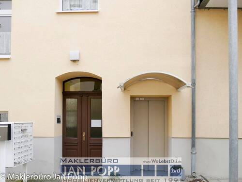 Hauseingang und Liftzugang - 