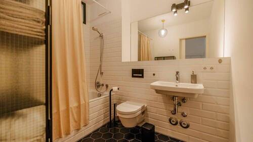 Badezimmer (3).jpg - 2 Zimmer Etagenwohnung in Berlin